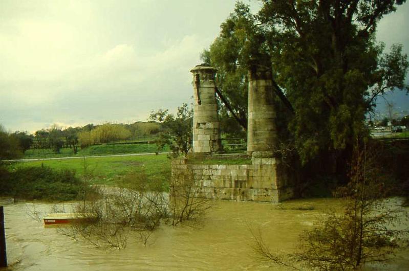 10-Minturno,Garigliano in piena,ponte borbonico,2 febbraio 1986.jpg